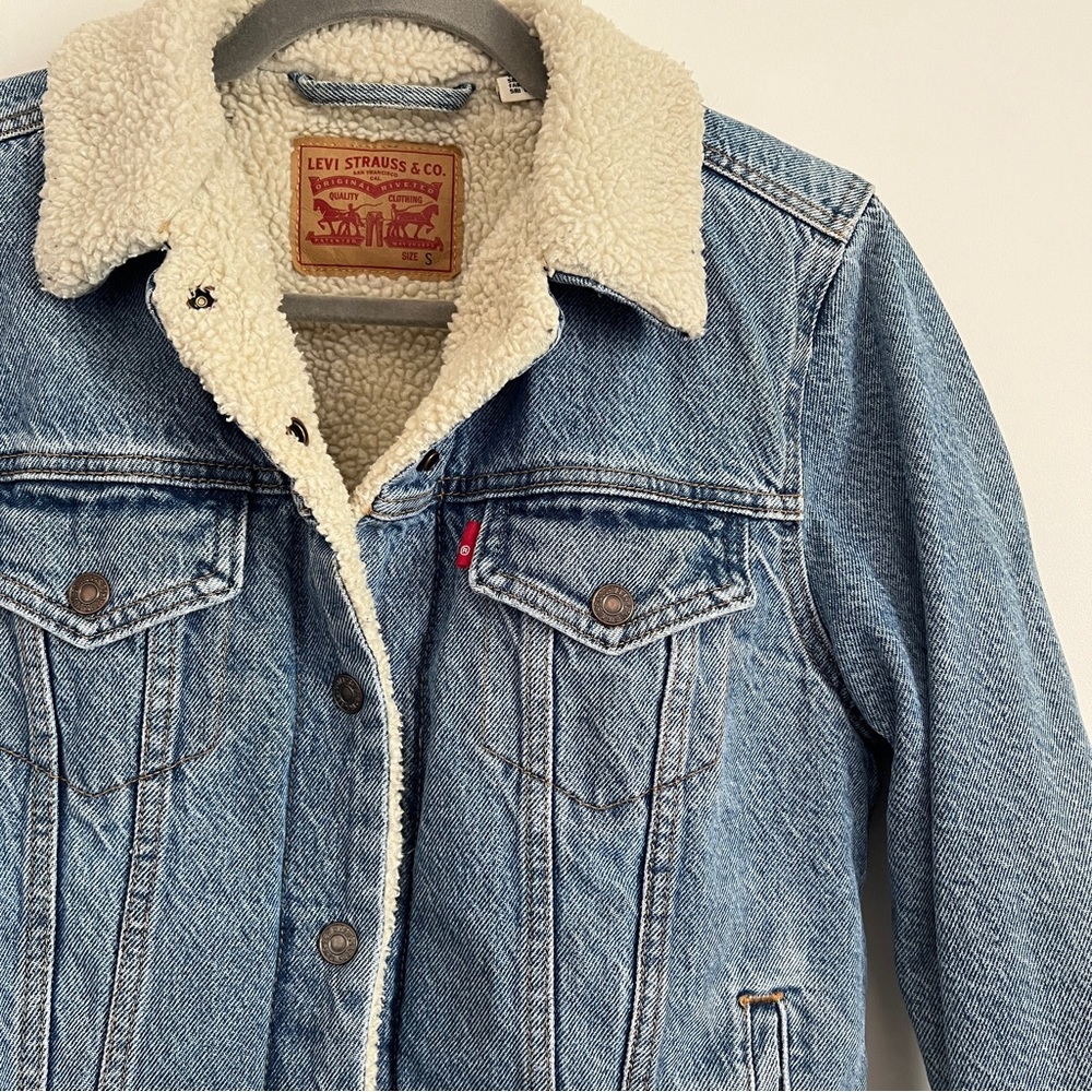 Levi’s Sherpa Lined Denim Trucker Jacket Blue Denim Light Wash Women’s Size S - Picture 3 of 13